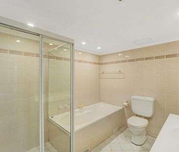 Spacious and Perfectly Positioned Apartment - Photo 6