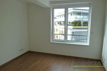 Pronájem nadstandardního bytu 3+kk s lodžií, 2x garážové stání - novostavba Třebeš - Photo 3