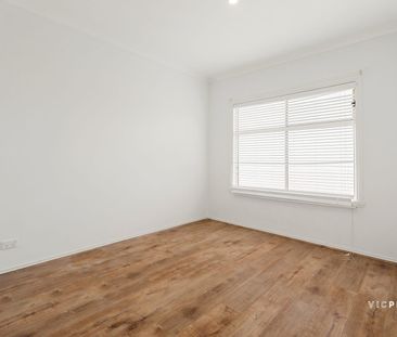 Stylish Double-Storey Living in a Prime Maidstone Location - Photo 4