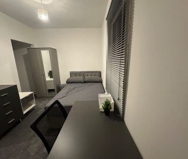 3 Bed Flat, University Area Available Now, RG6 - Photo 4