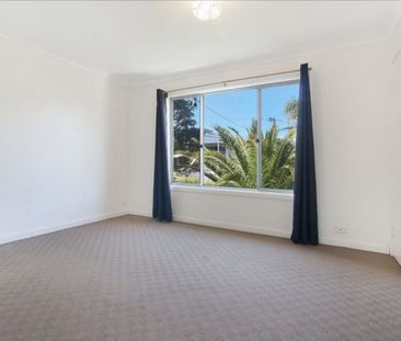 2-Bedroom Sunlit Coastal Apartment in Prime Terrigal Location - Photo 2