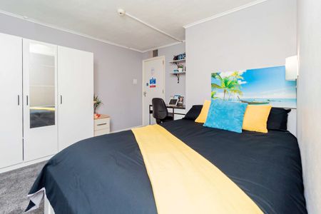 Five-Bedroom Shared House Near Heathrow! Room 3 - Photo 5