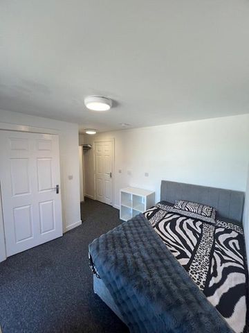1 bedroom in a flat share to rent - Photo 3
