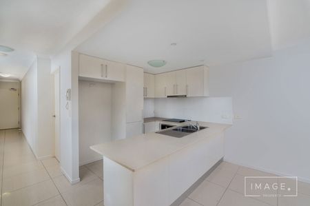 Bayside Living at Its Best- Walk to Manly’s Boutique Shops, Waterfront & Train - Photo 3