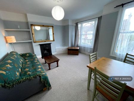 2 bedroom flat to rent - Photo 2