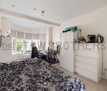Avondale Crescent , IG4 5JB - Photo 3