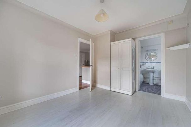 Calcott Park, Yateley, GU46 - Photo 1