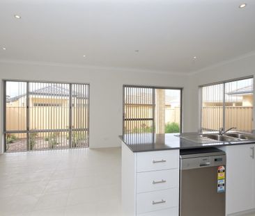 Low maintenance, perfect location, available now - Photo 5