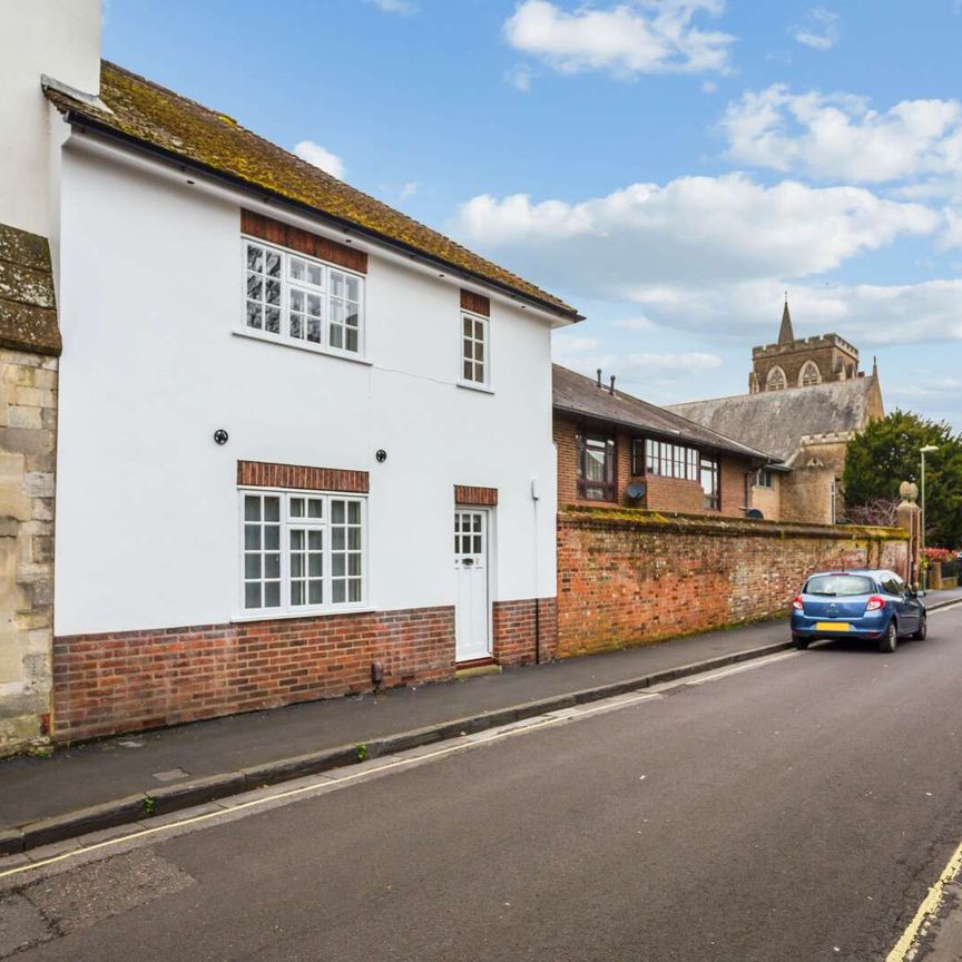 A charming two bedroom house in Winchester city centre - Photo 1