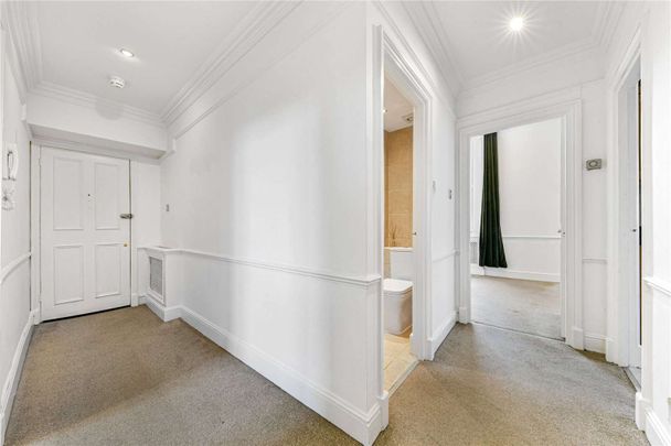 A wonderful two bedroom apartment set on the second floor (with lift) of this pretty white stucco conversion in prime Little Venice. - Photo 1