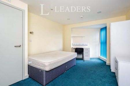 1 bedroom in a house share to rent - Photo 2