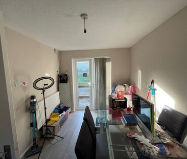 2 Bed Terraced House, Whitehawk Rd, BN2 - Photo 2