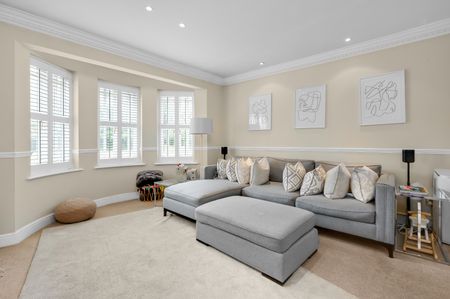 Lakeside Grange, Weybridge, KT13 - Photo 3