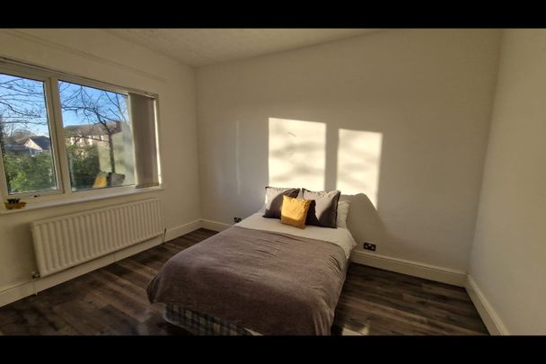 2 Bed Penthouse, Lawn View, M8 - Photo 1