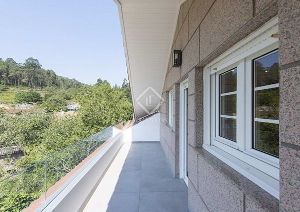 A fantastic well-built villa for short term let offering 8 bedrooms, a good layout, lovely views and a large plot in Donas-Gondomar, Pontevedra
