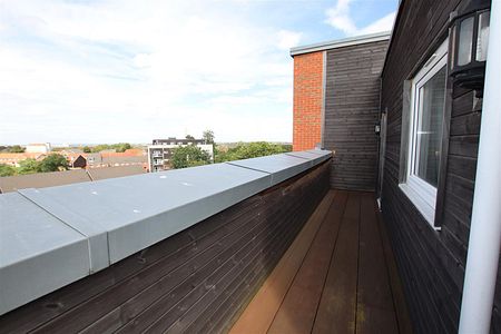 1 bedroom Penthouse to let - Photo 4