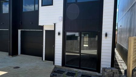 Beautiful Modern Family Home in a Prime Howick Location - Photo 3