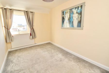 2 bedroom Mid Terraced House to let - Photo 4