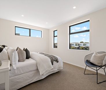 Near New 5-Bedroom Luxury Home - Photo 2