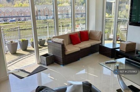 3 bedroom flat to rent - Photo 2