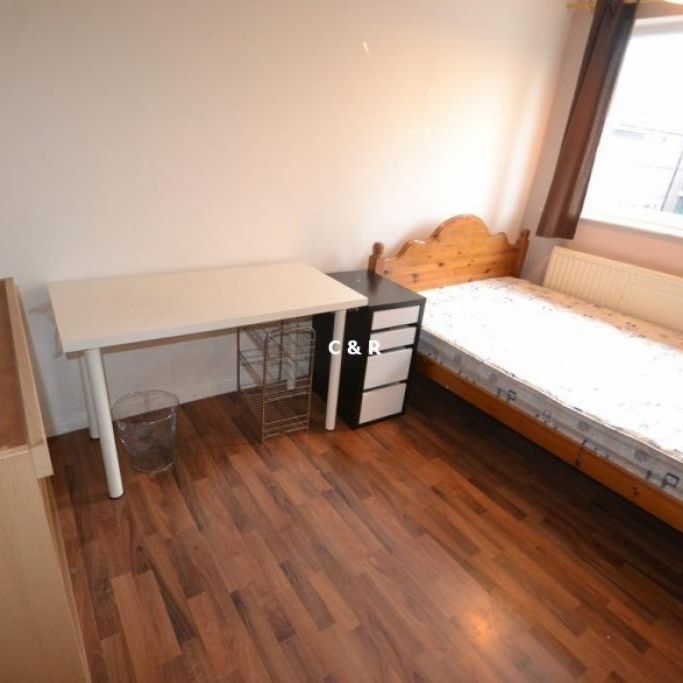 4 bedroom end of terrace house to rent - Photo 1