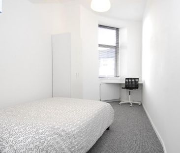 3 bedroom flat to rent - Photo 3