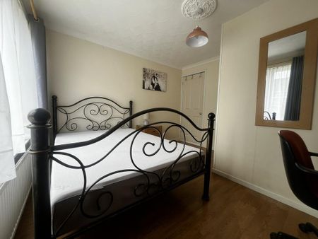 5 bedroom semi-detached house to rent - Photo 5