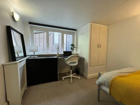 3 Bed Flat, Exide House, WC2H - Photo 2