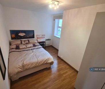 1 bedroom in a flat share to rent - Photo 2