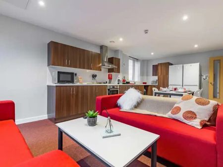 5 Bed Club Ensuite - Photo 3