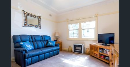 Charming Two-Bedroom Cottage – Walk to Towradgi Beach - Photo 3