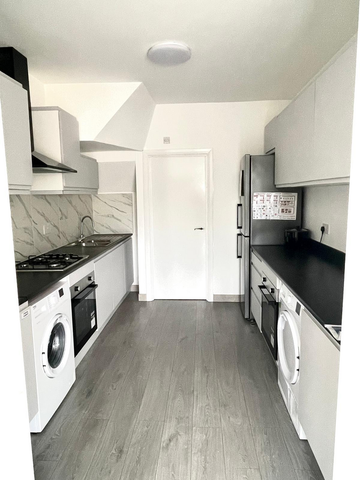 1 bedroom in a house share to rent - Photo 3