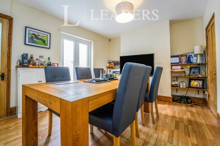 2 bedroom house to rent St. James Place, Cheltenham, GL50 - Photo 3