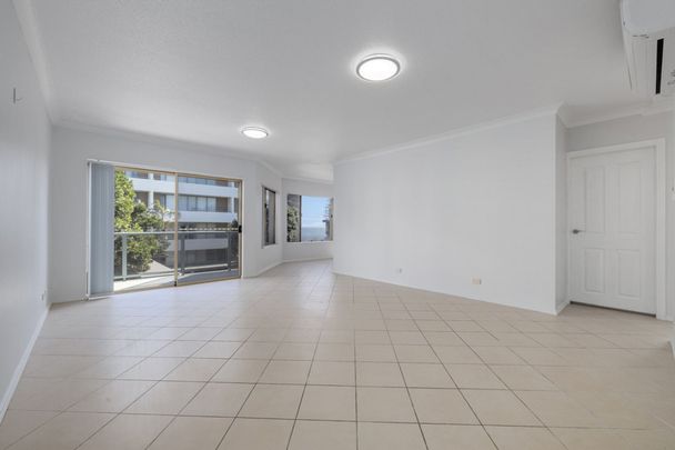 Light-Filled Apartment Only 350m To Town Beach! - Photo 1