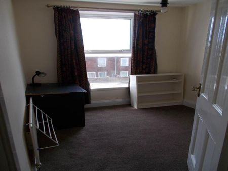 3 bedroom flat to rent - Photo 3