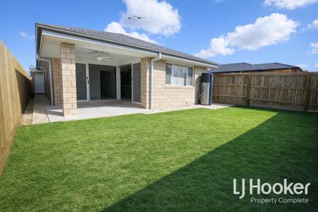 Low Maintenance, stylish living in the heart of Yarrabilba! - Photo 4