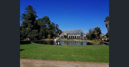 Modern Ground Floor Apartment – Walk to EVERYTHING - Photo 3