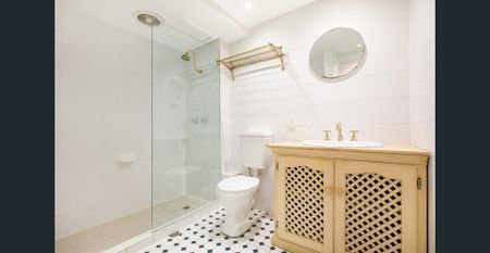 TOWNHOUSE-STYLE APARTMENT - Photo 2