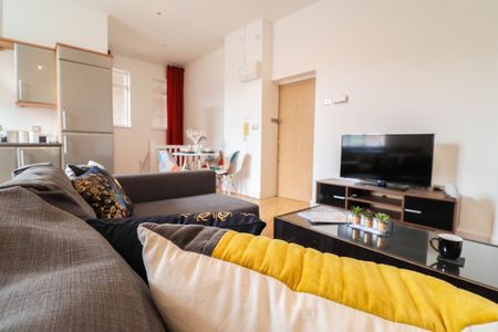 2 Bed Flat, Denmark Road, SE5 - Photo 2