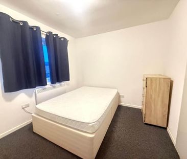 3 bedroom flat to rent - Photo 3