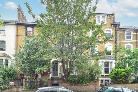 4 bedroom Flat To Let - Photo 2