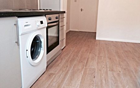 Studio Flat, Cranbrook Road, IG2 - Photo 3