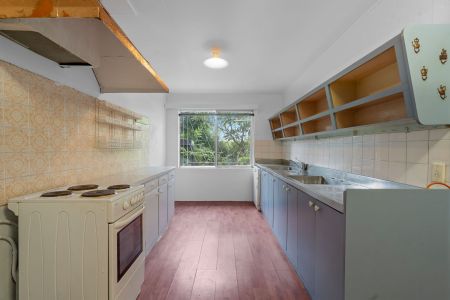 Charming Low-set Brick - Photo 4