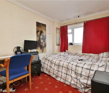 Queens Drive, Guildford, Surrey, GU2 9PP - Photo 4