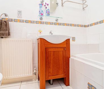 Top floor furnished flat, ample storage space, Bridlington - Photo 4