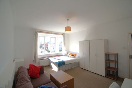 Room in a Shared House, Hillcrest Court, NW2 - Photo 2