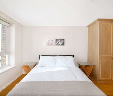 Bright and airy 2 double bedroom, 2 bathroom apartment with parking. - Photo 4