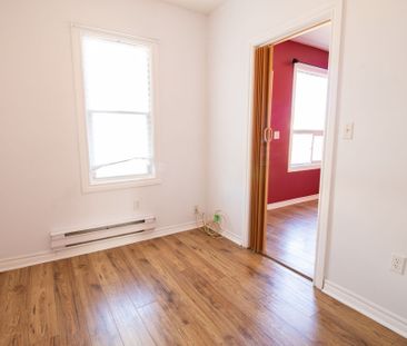 COZY 2 BEDROOM HOUSE IN FORT ERIE!! - Photo 6