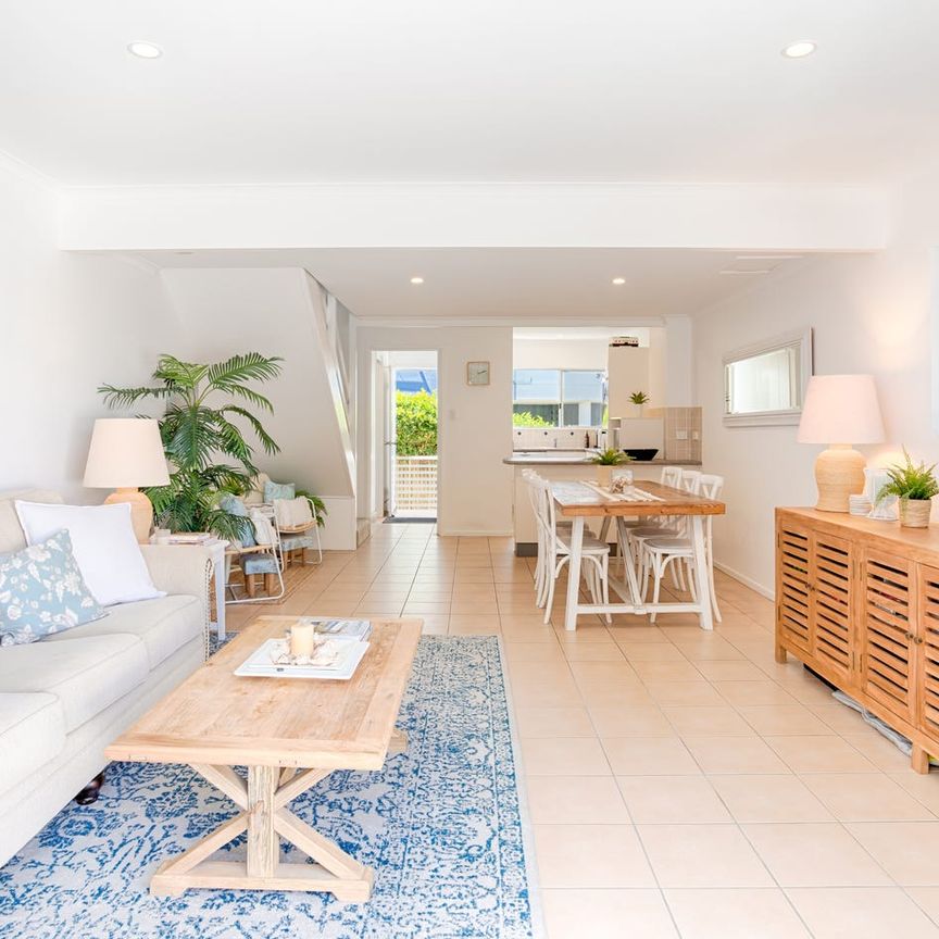 FULLY FURNISHED - 1 minute walk to Sunshine Village & Patrolled Surf Beach - Photo 1