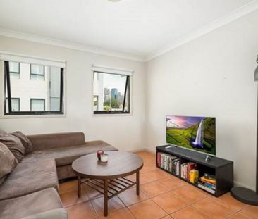 Top-Floor Retreat with Sweeping views of City & Story Bridge! - Photo 2